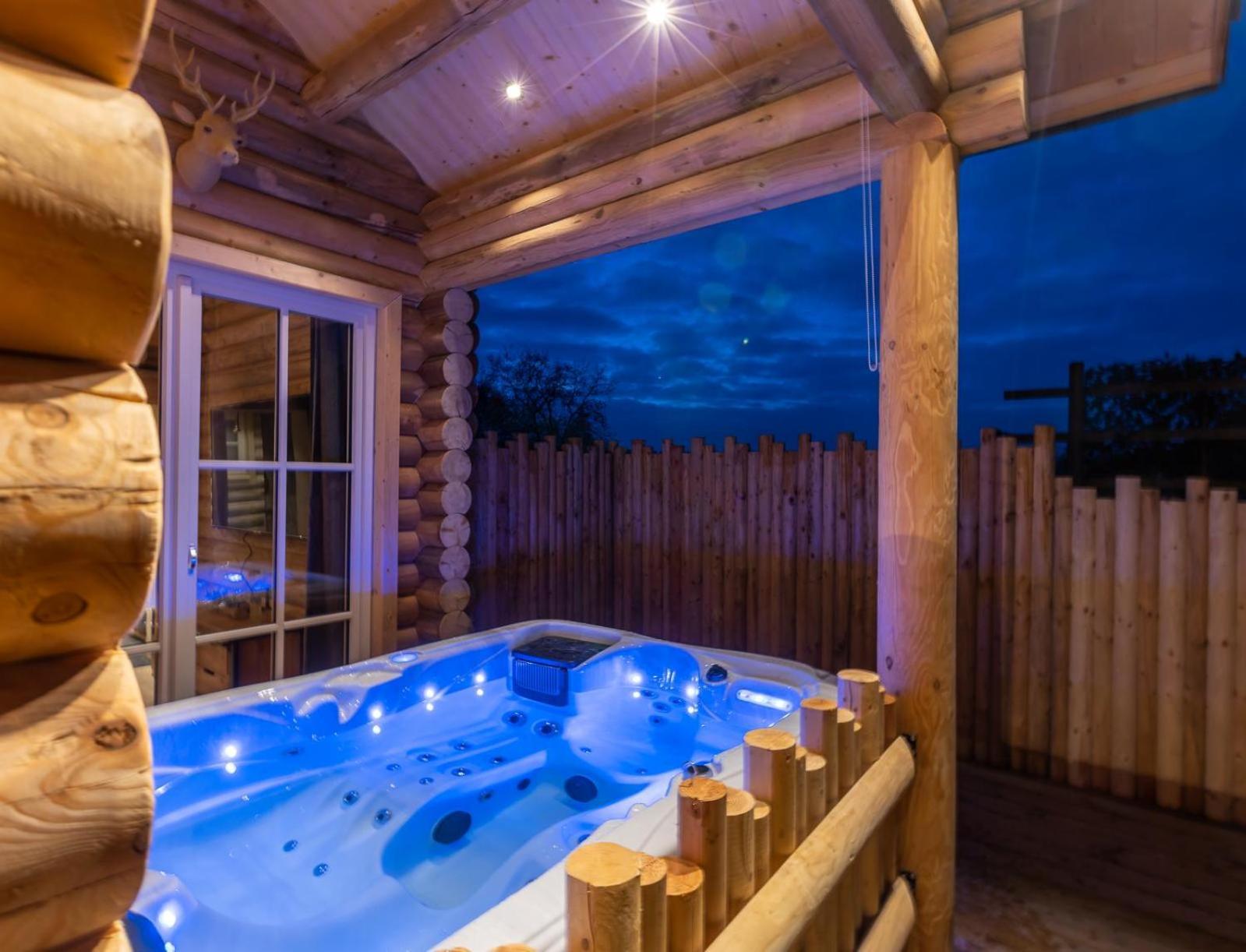 Cosy W/ Jacuzzi In Amazing Region Chalet